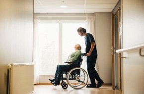 Wort & Bild Verlagsgruppe - Gesundheitsmeldungen: Pflegenotstand: Welche Reformen dringend nötig sind / In Deutschland fehlen die Fachkräfte, um pflegebedürftige Menschen zu Hause zu versorgen. Doch gibt es einige Lösungsansätze