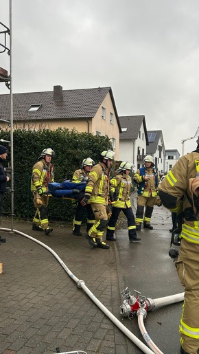 FW Weinheim: Realit&auml;tsnahe Einsatz&uuml;bung in L&uuml;tzelsachsen. Feuerwehr trainiert Brandeinsatz in Mehrparteienhaus