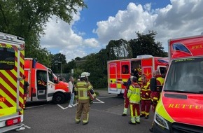 Feuerwehr Bergheim: FW Bergheim: Mehrere betroffene Kinder nach vermutlichem Reizgasaustritt in Bergheimer Hauptschule Rettungsdienst behandelt 16 Kinder - Kind und Lehrerin ins Krankenhaus transportiert