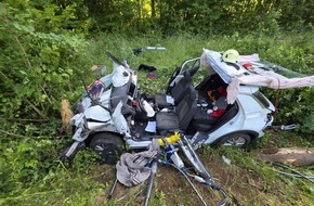 Feuerwehr Grevenbroich: FW Grevenbroich: Feuerwehr Grevenbroich rettet Schwerverletzten aus Autowrack
