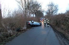 Kreispolizeibehörde Unna: POL-UN: Unna - Verkehrsunfall: Fahrzeug überschlägt sich - Mutter und Tochter verletzt