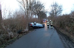 Kreispolizeibehörde Unna: POL-UN: Unna - Verkehrsunfall: Fahrzeug überschlägt sich - Mutter und Tochter verletzt