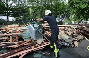 Feuerwehr Essen: FW-E: Feuer in der Turnhalle des Carl-Humann-Gymnasiums in Essen-Steele, Fortschreibung