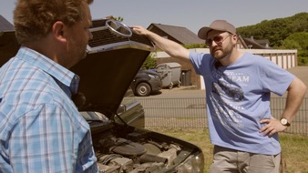 ZDFinfo: "Oldtimer gesucht - Schrottkarre oder Traumwagen?" / Reporter Ron Boese hilft in ZDFinfo bei der automobilen Schatzsuche