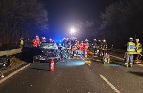 Feuerwehr Kiel: FW-Kiel: Ein schwerer Verkehrsunfall mit mehreren beteiligten PKW forderte die Einsatzkräfte in Kiel