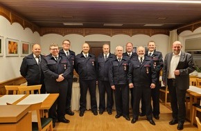 Freiwillige Feuerwehr der Stadt Overath: FW Overath: Auszeichnung der Kameraden mit dem Feuerwehrehrenabzeichen