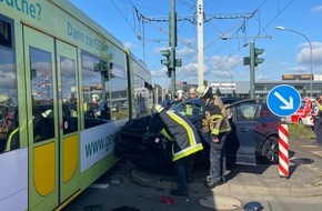 Feuerwehr Essen: FW-E: Verkehrsunfall zwischen PKW und Straßenbahn