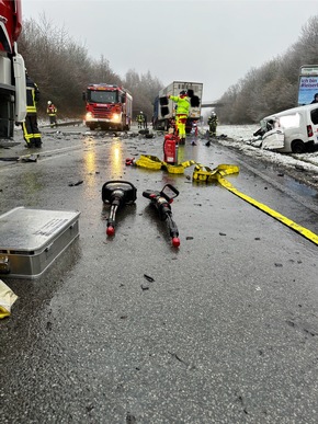FW Horn-Bad Meinberg: Schwerer Verkehrsunfall auf der B 1 mit 3 tödlich verletzten Personen