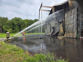 FW-ROW: Feuerwehreinsatz in Ostereistedt: Lagerhalle in Vollbrand