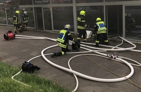 Kreisfeuerwehrverband Calw e.V.: KFV-CW: PKW-Brand in einem Autohaus/Keine Verletzten/150.000 Euro Sachschaden
