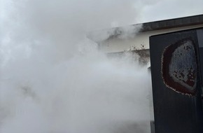 Feuerwehr Allensbach: FW Allensbach: Heißausbildung - Brandbekämpfung und Menschenrettung unter realen Bedingungen