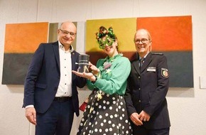 Polizei Steinfurt: POL-ST: Kreis Steinfurt, Spenden&uuml;bergabe nach Adventskonzert, fast 3000 Euro f&uuml;r die Klinikclowns im Kreis Steinfurt