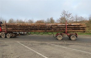 Polizeipräsidium Trier: POL-PPTR: Holztransport mit beschädigten Reifen und deutlicher Überladung unterwegs