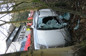 Feuerwehr Iserlohn: FW-MK: Baumstumpf in Fahrzeug gebohrt, Fahrerin verletzt