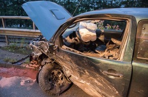 Feuerwehr Lennestadt: FW-OE: PKW gerät in Gegenverkehr - zwei Verletzte - 1000 Liter Dieseltank bleibt unbeschädigt