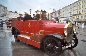 Deutscher Feuerwehrverband e. V. (DFV): DFV: Nostalgie in Rot: Feuerwehr-Oldtimer rund um Ulm auf Tour