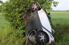 Polizei Minden-L&uuml;bbecke: POL-MI: Auto hebt bei Verkehrsunfall ab