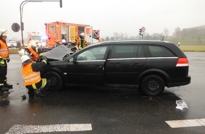 Polizei Düren: POL-DN: Drei Menschen bei Unfall schwer verletzt