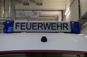 Feuerwehr Dorsten: FW-Dorsten: Pkw brannte in der Nacht an einer Bahnlinie