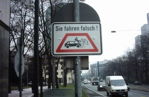 Polizei Düsseldorf: POL-D: Radfahrunfälle am Schwanenmarkt Â Unfallkommission kreiert neues 
Warnzeichen