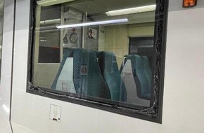 Bundespolizeiinspektion Kassel: BPOL-KS: Zug beworfen - Scheibe an Regiotram zerstört