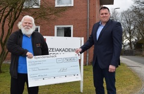 Polizeiakademie Niedersachsen: POL-AK NI: Gezielt unterstützen, wo Hilfe nötig ist - Spendenaktion der Polizeiakademie Niedersachsen bringt 5.000 EUR für Die Tafeln