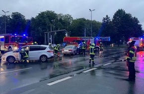Feuerwehr Gelsenkirchen: FW-GE: Rettungswagen kollidiert mit Pkw auf Einsatzfahrt in Gelsenkirchen-Buer
