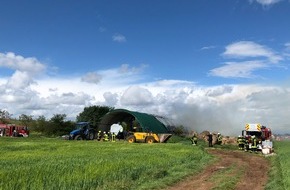 Polizeidirektion Bad Kreuznach: POL-PDKH: Brand eines Unterstandes für landwirtschaftliche Geräte