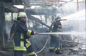 Feuerwehr Essen: FW-E: Brennende Lagerhalle in Essen-Kettwig, Eigentümer erleidet schwere Brandverletzungen