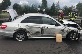 Polizeiinspektion Stade: POL-STD: Bei Unfall auf der Autobahn zwei Autofahrer zum Teil schwer verletzt - BAB vier Stunden voll gesperrt