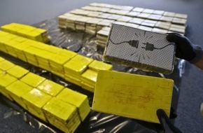 Polizei Hamburg: POL-HH: 260427-5. Zoll und Polizei stellen 690 Kilo Kokain zwischen Holzpellets sicher, Firmeninhaber wurde festgenommen