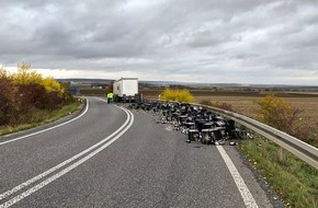 Polizeipräsidium Mittelhessen - Pressestelle Wetterau: POL-WE: Verlorene Bierkästen sorgen für Sperrung der Autobahnauffahrt