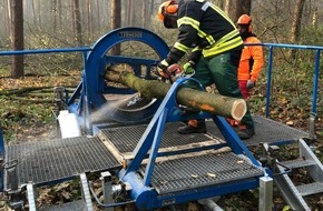 Freiwillige Feuerwehr Bedburg-Hau: FW-KLE: Achtung, Baum fällt! - Ausbildung an der Motorsäge bei der Freiwilligen Feuerwehr Bedburg-Hau