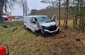 Polizeiinspektion Anklam: POL-ANK: Transporterfahrer nach Kollision mit Baum schwer verletzt