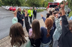 Kreispolizeibehörde Märkischer Kreis: POL-MK: Sicher unterwegs mit dem Bus: Busschule machte Halt am Hemberg