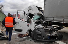 POL-VDKO: Presseerstmeldung - Aktueller Verkehrsunfall auf der A48 zwischen  LKW und