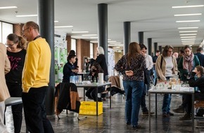 Universität Kassel: „Bakterien auf dem Speiseplan“: Schüler experimentieren an der Uni Kassel