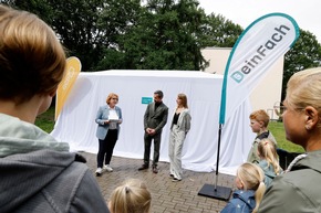 „Mach Marl bunter!“: GCP, DeinFach und stellv. Bürgermeisterin enthüllen gemeinsam kreativ gestalteten Paketautomaten