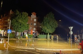 Feuerwehr Bergheim: FW Bergheim: Wasserrohrbruch in Quadrath-Ichendorf - Trinkwasserversorgung wiederhergestellt Mehrere Keller vollgelaufen - Feuerwehr bis in die Nacht im Einsatz