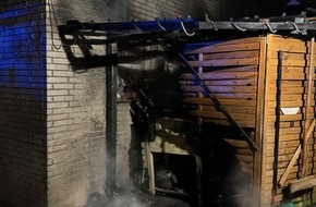 Feuerwehr M&uuml;lheim an der Ruhr: FW-MH: Anbau in Flammen