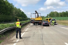 Polizeiinspektion Cuxhaven: POL-CUX: Schwerer Verkehrsunfall auf der Autobahn - Aktuell Vollsperrung in Richtung Cuxhaven Höhe Anschlussstelle Wulsdorf (Lichtbild in der Anlage)