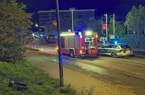Feuerwehr Konstanz: FW Konstanz: Zwei schwere Unfälle fast zeitgleich / Kind unter PKW eingeklemmt - Personenzug rammt PKW auf Bahnübergang