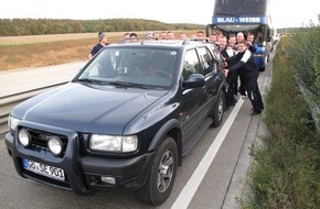 Polizeiinspektion Hildesheim: POL-HI: Eishockeyteam des SC Riessersee unterstützt die Autobahnpolizei