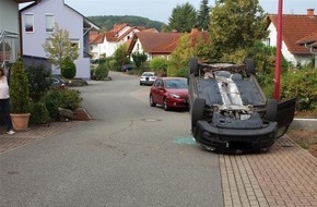 Polizeidirektion Kaiserslautern: POL-PDKL: Überschlag im Wohngebiet