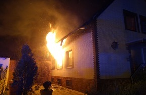 Feuerwehr Bremerhaven: FW Bremerhaven: Brand in einem Einfamilienhauses in der Auerstraße