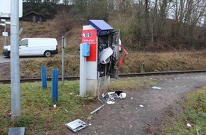 Polizeipräsidium Westpfalz: POL-PPWP: Fahrkartenautomat stark beschädigt