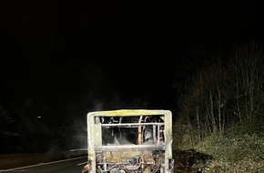 Feuerwehr Essen: FW-E: Bus brennt auf der BAB 52 - Autobahn zeitweise voll gesperrt
