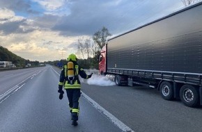 Feuerwehr Oberhausen: FW-OB: Gasaustritt an einem LKW führt zu langem Stau auf der Autobahn A 42