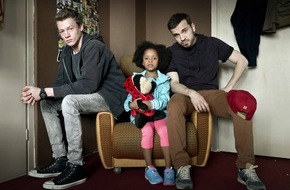 ZDF: "Familie Braun" - Zwei Nazis und ein schwarzes Kind /  Neue ZDF-Webserie begegnet Rechtsradikalismus mit Humor (FOTO)