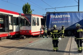 Feuerwehr Dortmund: FW-DO: Schwerer Verkehrsunfall zwischen einem LKW und zwei Stadtbahnen